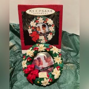 NWT 1994 HALLMARK KEEPSAKE OUR FAMILY PHOTO HOLDER ORNAMENT.